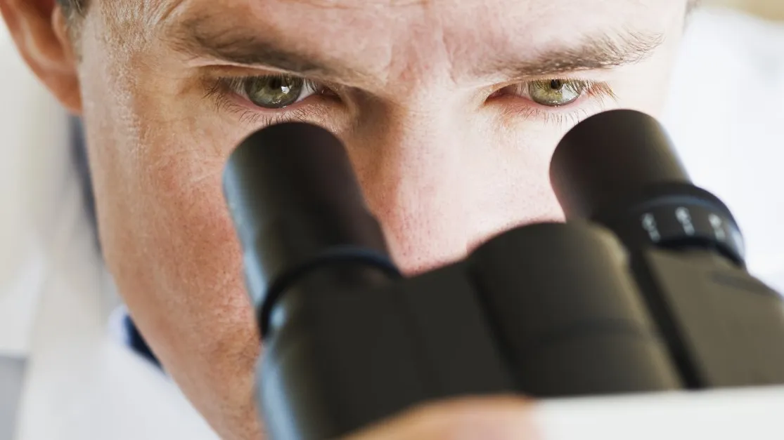 mrt gesteuerte prostatabiopsie Arzt schaut in ein Mikroskop