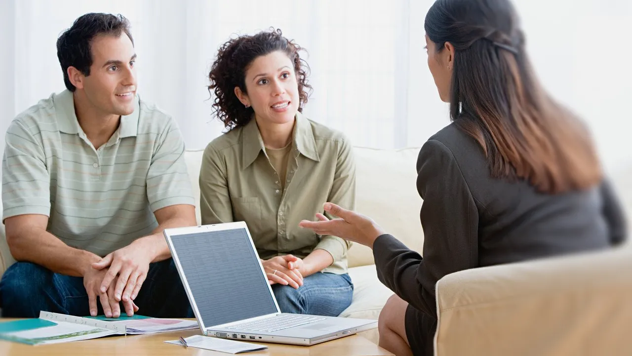 vorsorge nach Mass Eine Ärztin im Gespräch mit zwei Patienten