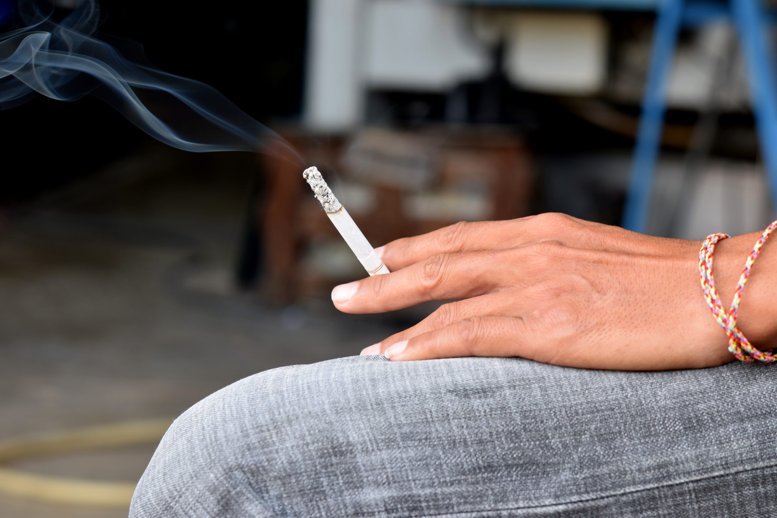 hand mit rauchender zigarette